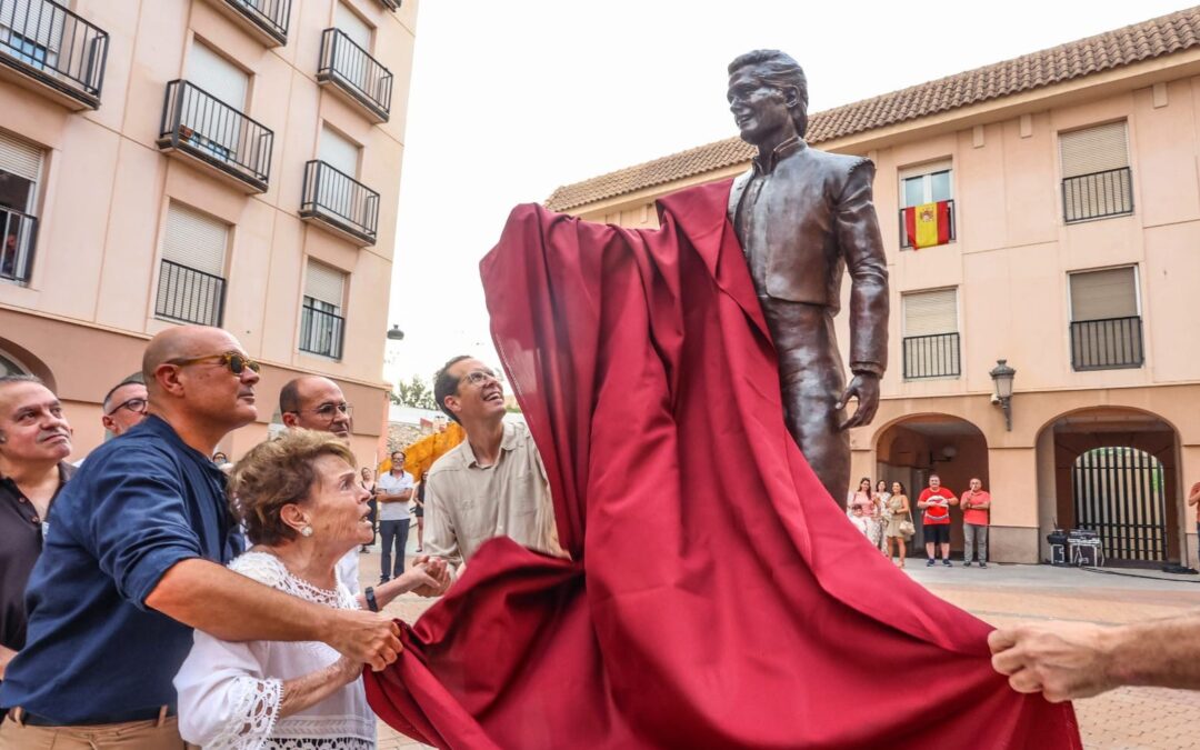 La Plaza Mayor de Elda ya cuenta con la escultura dedicada a Pedrito Rico