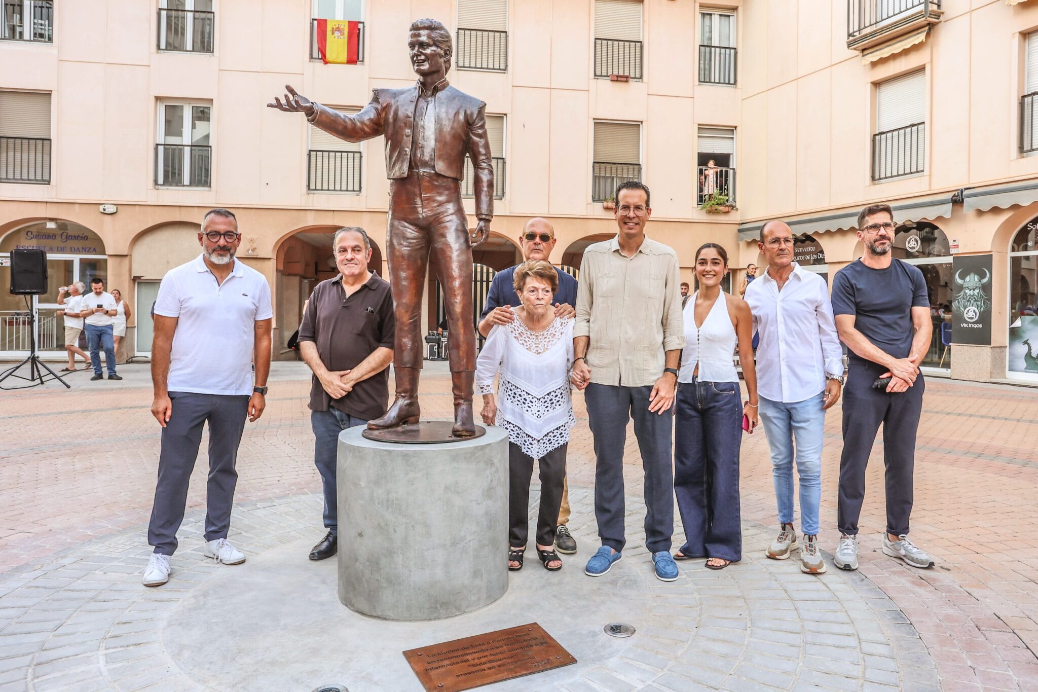 Escultura Pedrito Rico Elda Plaza Mayor 3
