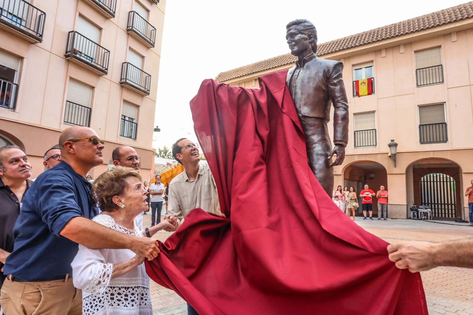 Escultura Pedrito Rico Elda Plaza Mayor 2